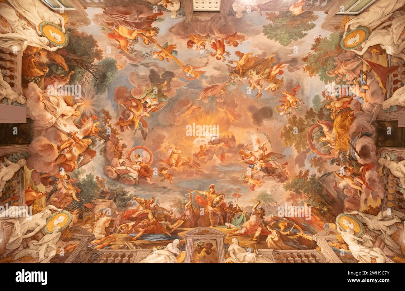 Roma, Italia - 28 dicembre 2023: Pittura a soffitto della sala d'ingresso in Galleria Borghese, 1779. Foto Stock