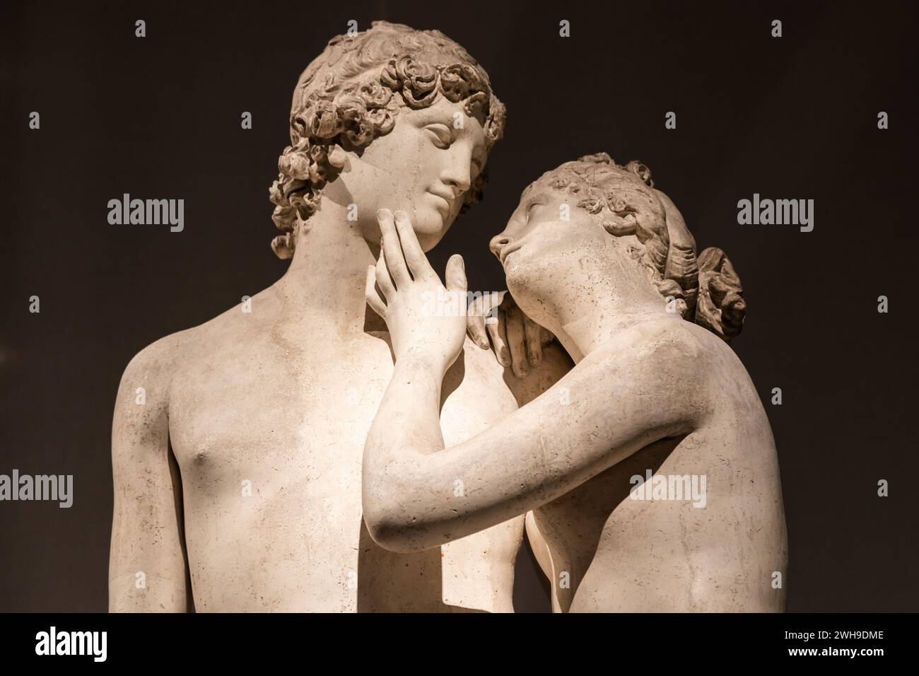 Bassano del Grappa, Italia - dicembre 2022: Venere e Adone, di Antonio Canova, 1822. Statua classica, concetto di amore, romanticismo, bellezza Foto Stock