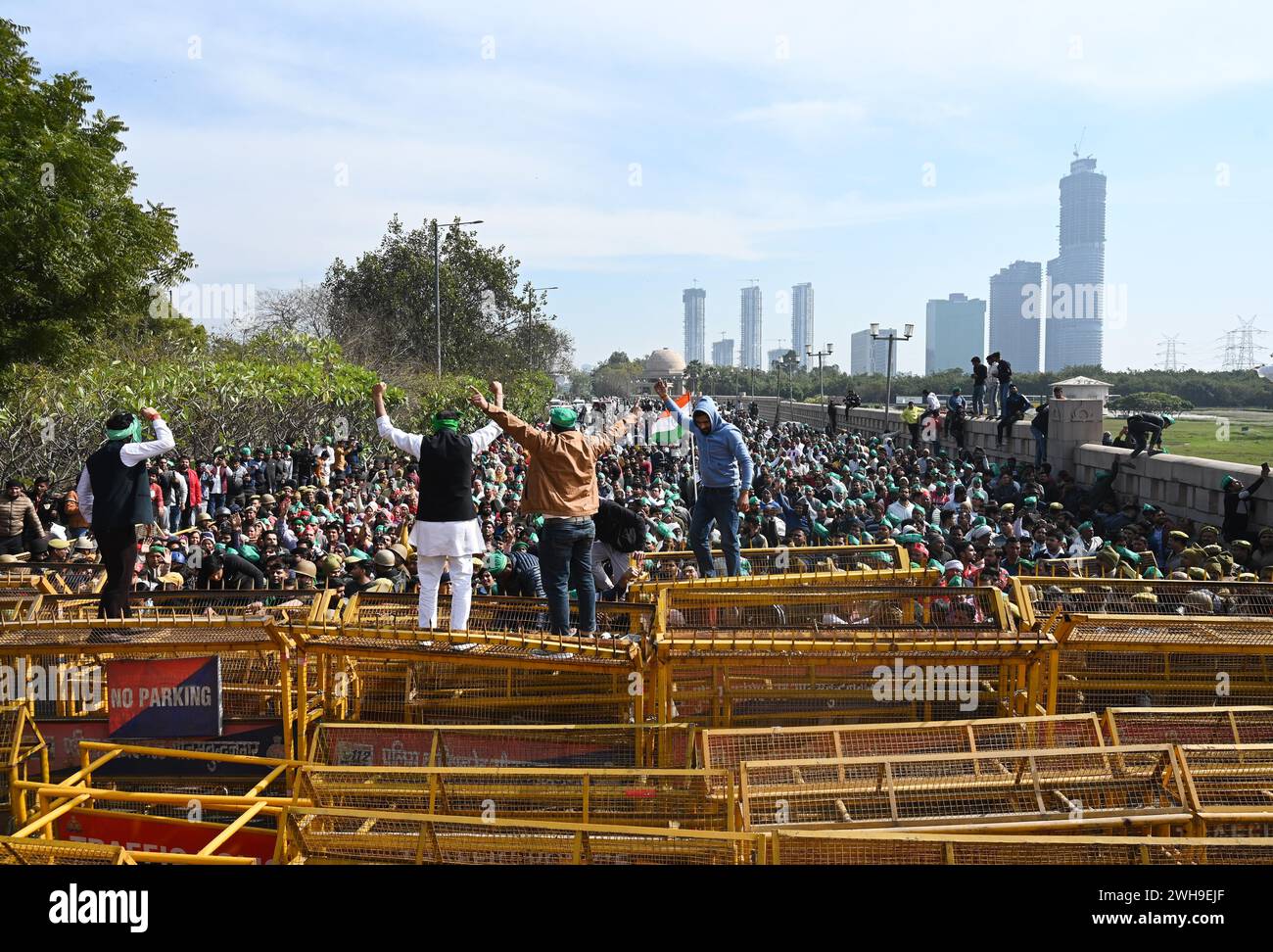 NOIDA, INDIA - 8 FEBBRAIO: Gli agricoltori di Noida e della grande Noida, in viaggio verso Delhi per la loro protesta, sono stati fermati dalla polizia UP al cavalcavia di Mahamaya l'8 febbraio 2024 a Noida, in India. Gli agricoltori che protestavano sulla Noida Expressway hanno finito il loro scalpore giovedì sera dopo che la polizia e le autorità hanno assicurato loro di ascoltare la loro richiesta. Gli agricoltori di Noida e della grande Noida protestano dal dicembre 2023 con richieste di compensazione più elevate e hanno sviluppato appezzamenti contro i loro terreni acquisiti in passato dalle autorità locali di sviluppo. (Foto di Sunil Ghosh/Hindustan Times/Sipa USA) Foto Stock