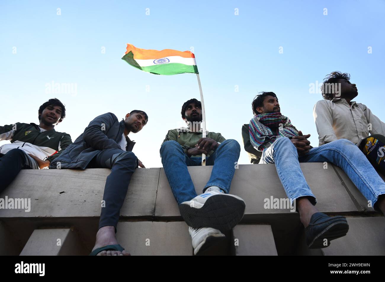 NOIDA, INDIA - 8 FEBBRAIO: Gli agricoltori di Noida e Greater Noida si dirigono verso Delhi per protestare alla camera del Parlamento l'8 febbraio 2024 a Noida, India. Gli agricoltori che protestavano sulla Noida Expressway hanno finito il loro scalpore giovedì sera dopo che la polizia e le autorità hanno assicurato loro di ascoltare la loro richiesta. Gli agricoltori di Noida e della grande Noida protestano dal dicembre 2023 con richieste di compensazione più elevate e hanno sviluppato appezzamenti contro i loro terreni acquisiti in passato dalle autorità locali di sviluppo. (Foto di Sunil Ghosh/Hindustan Times/Sipa USA) Foto Stock