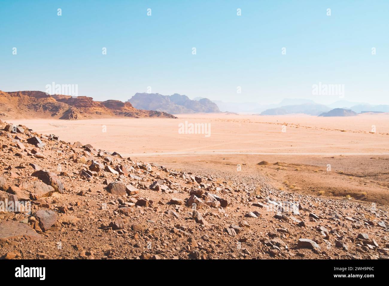 Vista aerea superiore del deserto di Wadi Rum in Giordania con cieli azzurri e terreni rocciosi. Foto Stock