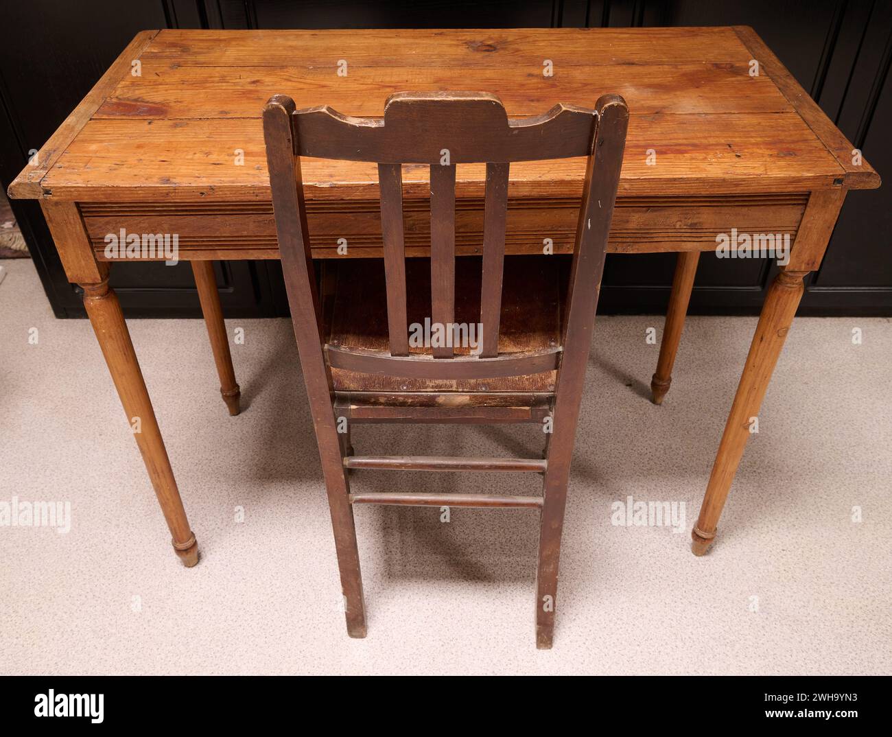 Tavolo in legno vecchio e vintage con la sua antica sedia Foto Stock