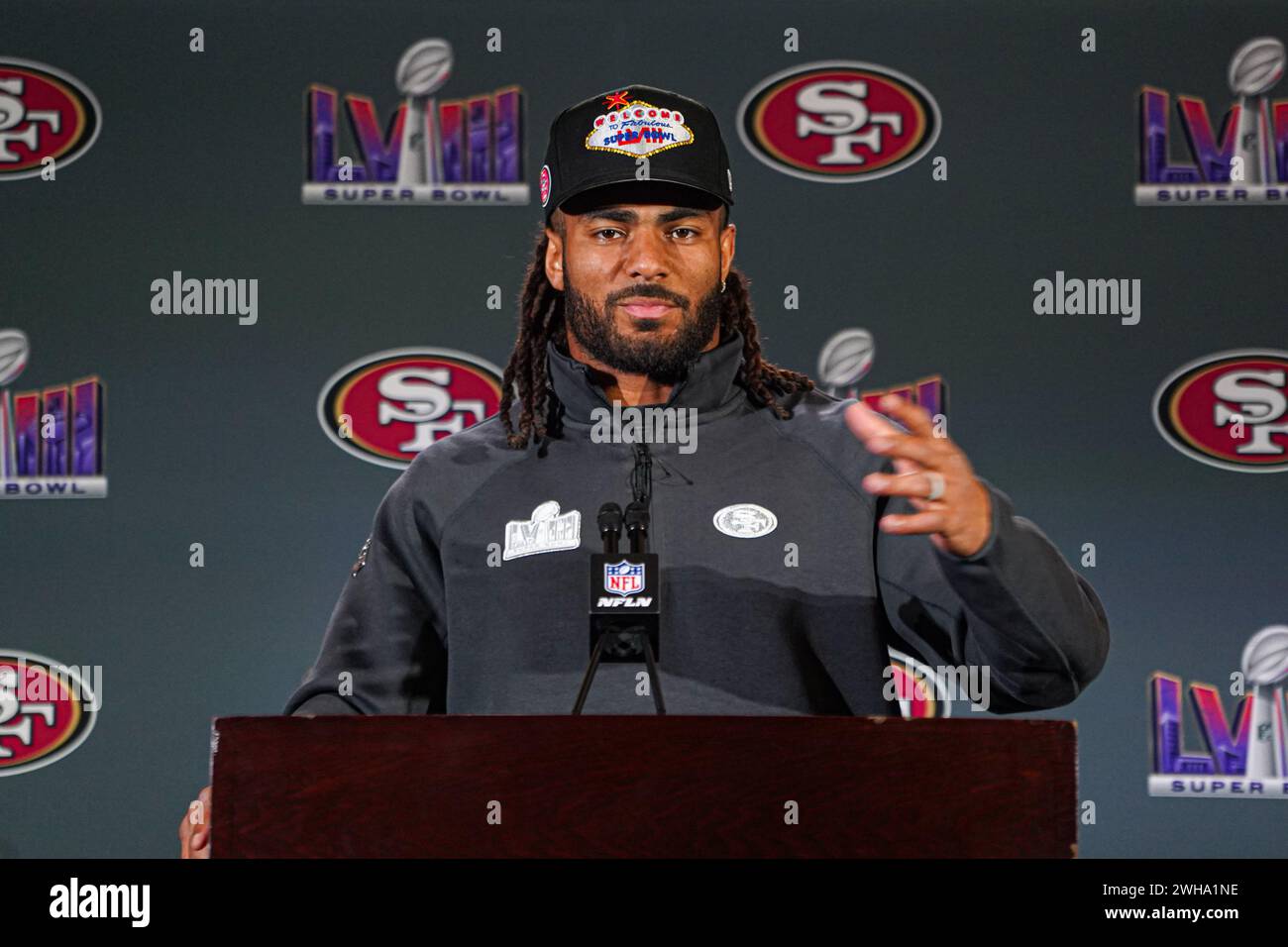 Henderson, Nevada, Stati Uniti, 8 febbraio 2024, 49ers Linebacker Fred Warner durante la conferenza stampa Pre Super Bowl (foto: Marty Jean-Louis/Alamy Live News Foto Stock