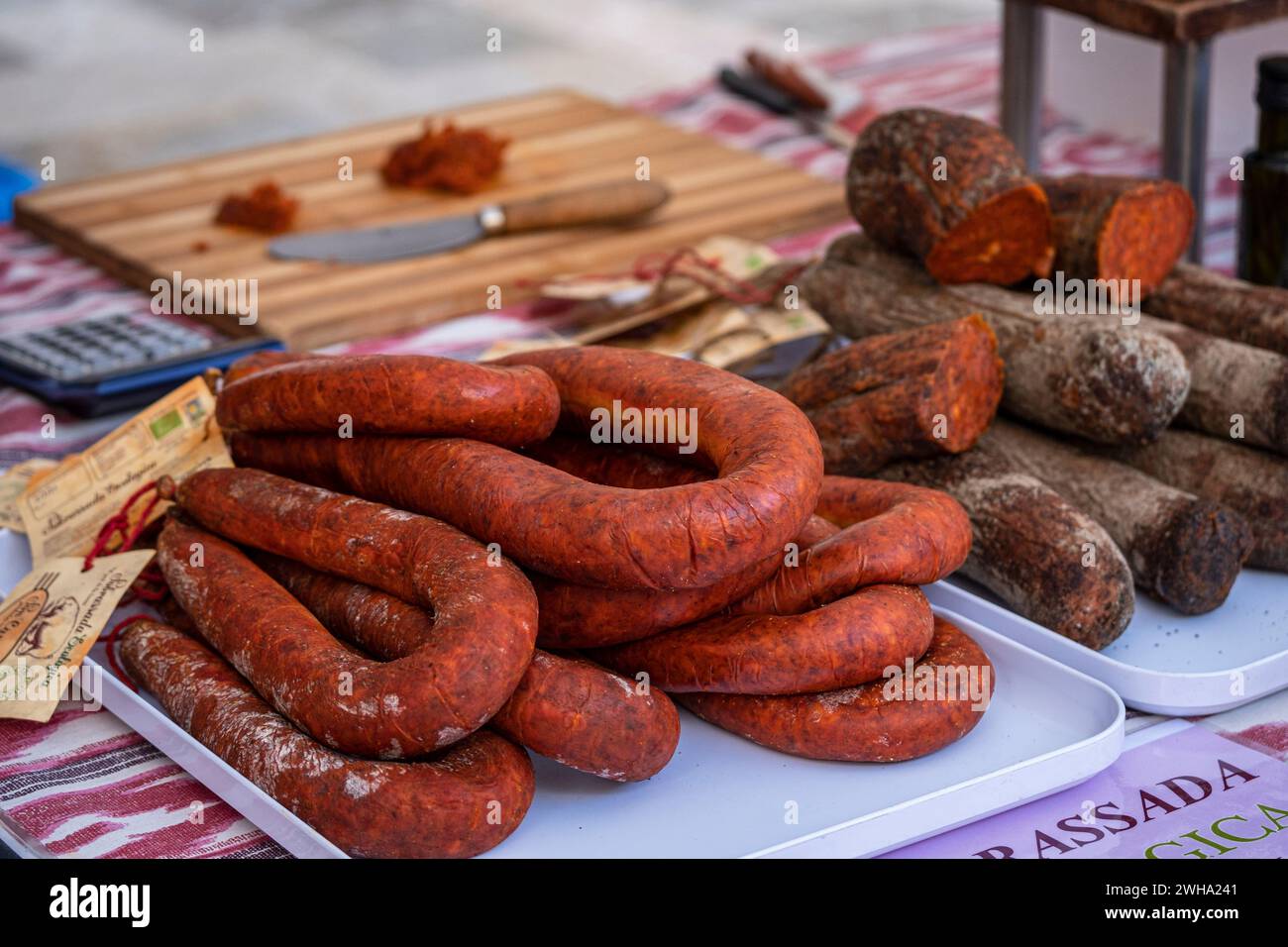 Mercato settimanale, Sineu, sobrasada di maiale nero con denominazione di origine, Maiorca, Isole Baleari, Spagna Foto Stock