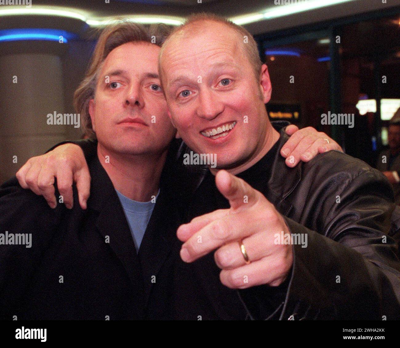 Foto del file datata 24/11/1999 di attori e comici Rik Mayall (a sinistra) e Adrian Edmondson. Un nuovo documentario esplorerà perché l'amicizia tra i due si è rivelata un successo con il pubblico nella commedia "tempestosa e anarchica" degli anni '90 Bottom. I comici Edmondson e Mayall, che si incontrarono all'Università di Manchester, erano due sfortunati e disgustosi coinquilini nella sitcom slapstick che andò in onda dal 1991 al 1995. Data di pubblicazione: Venerdì 9 febbraio 2024. Foto Stock
