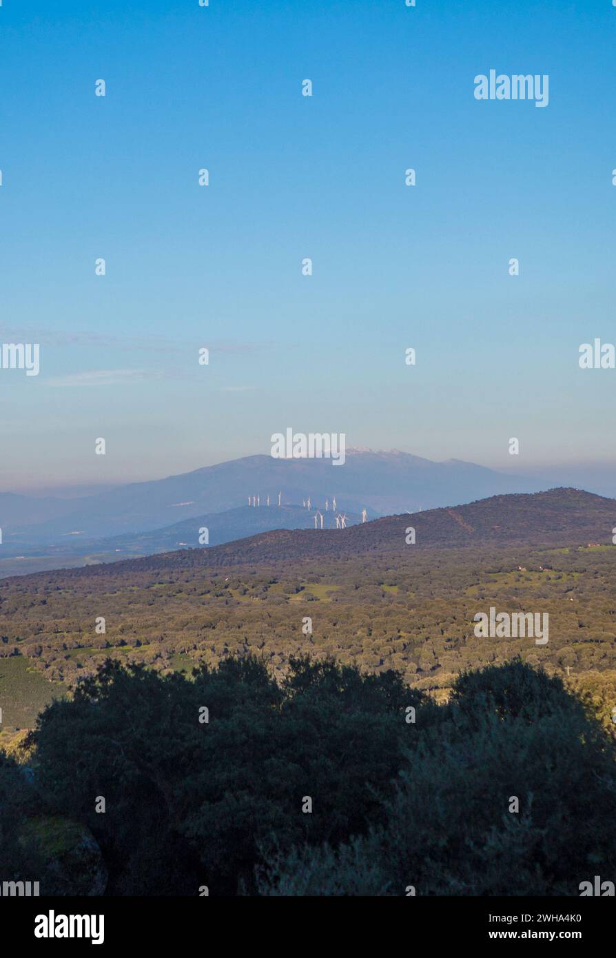 Turbine eoliche viste dal Convento di Palancar, Pedroso de Acim, Caceres, Spagna. Industrializzazione del concetto di campagna Foto Stock