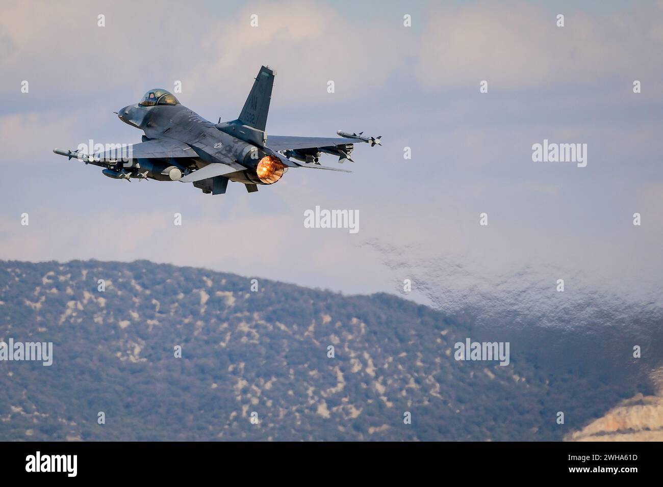 Gioia del Colle, Italia. 9 febbraio 2024. I Paesi Bassi trasferiranno altri sei caccia F-16 in Ucraina. Nella foto: General Dynamics F-16C Fighting Falcon dell'USAF di stanza ad Aviano i Paesi Bassi trasferiranno altri sei caccia F-16 in Ucraina. Nella foto: General Dynamics F-16C Fighting Falcon dell'USAF di stanza ad Aviano. Credito: Agenzia fotografica indipendente/Alamy Live News Foto Stock