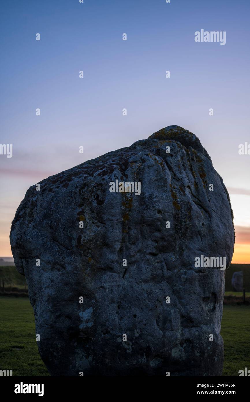 Tramonto ad Avebury, Britains Largest Stone Circle, Avebury, Wiltshire, Inghilterra, Regno Unito, GB. Foto Stock