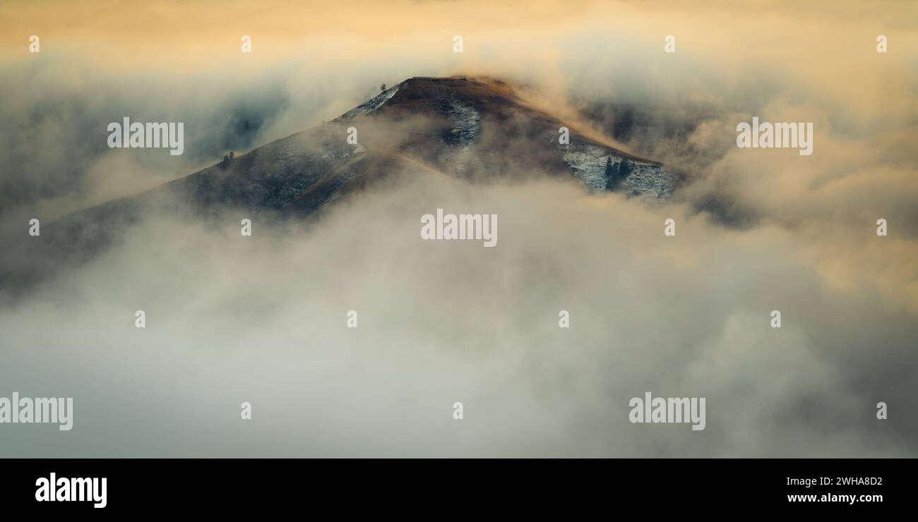 I picchi solitari emergono dalla nebbia mattutina nella zona orientale dello stato di Washington in un primo giorno d'inverno Foto Stock