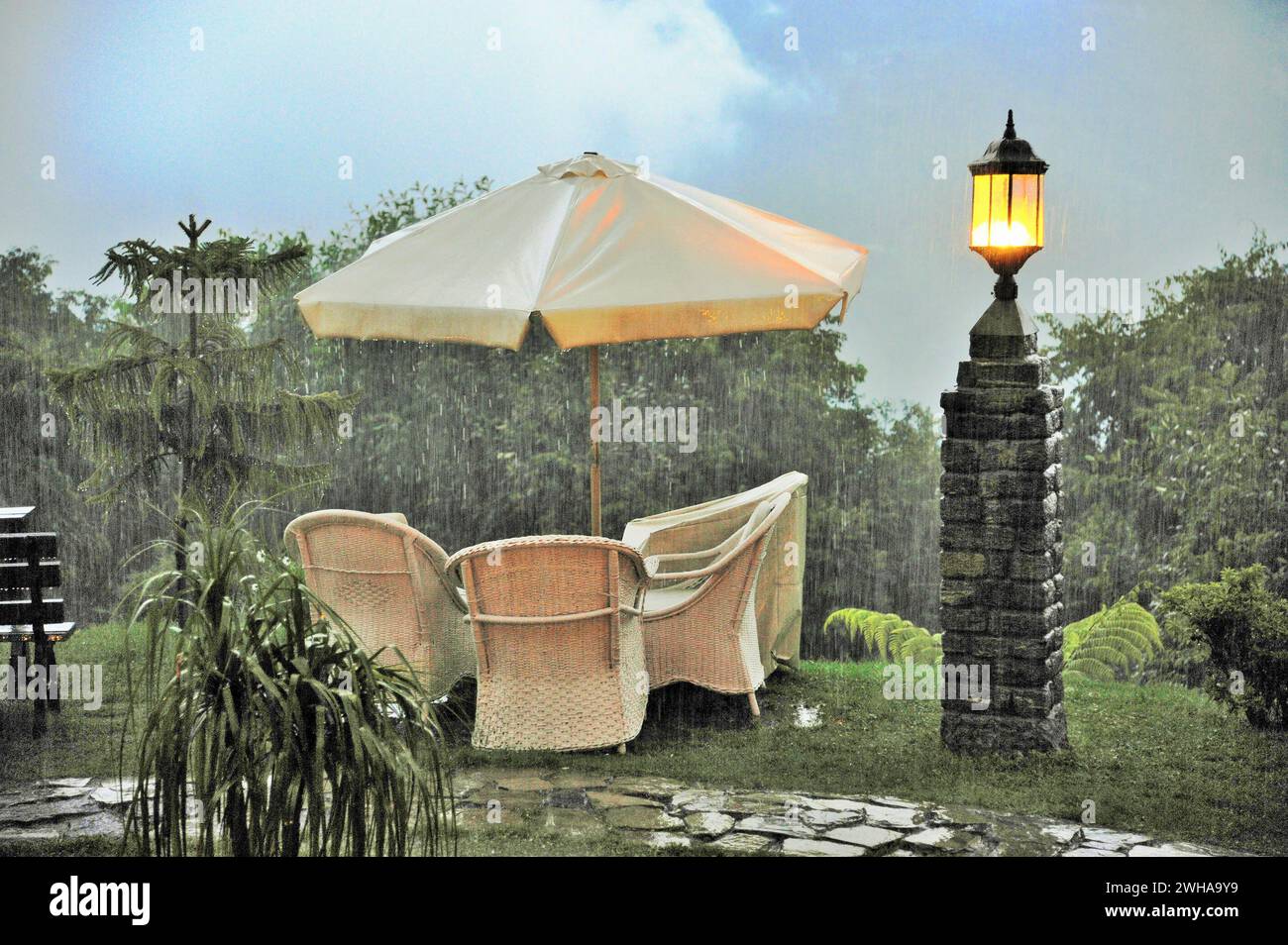 Tavolo e sedie a pioggia, Elgin Mount Pandim Hotel, Pemayangtse, Pelling, Sikkim, India, Asia Foto Stock