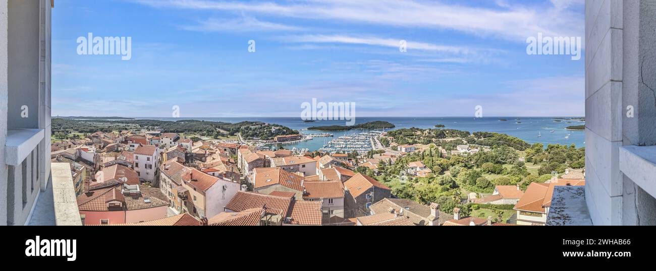 Foto panoramica della città portuale croata di Vrsar sul fiordo di Limski dal campanile della chiesa durante il giorno Foto Stock