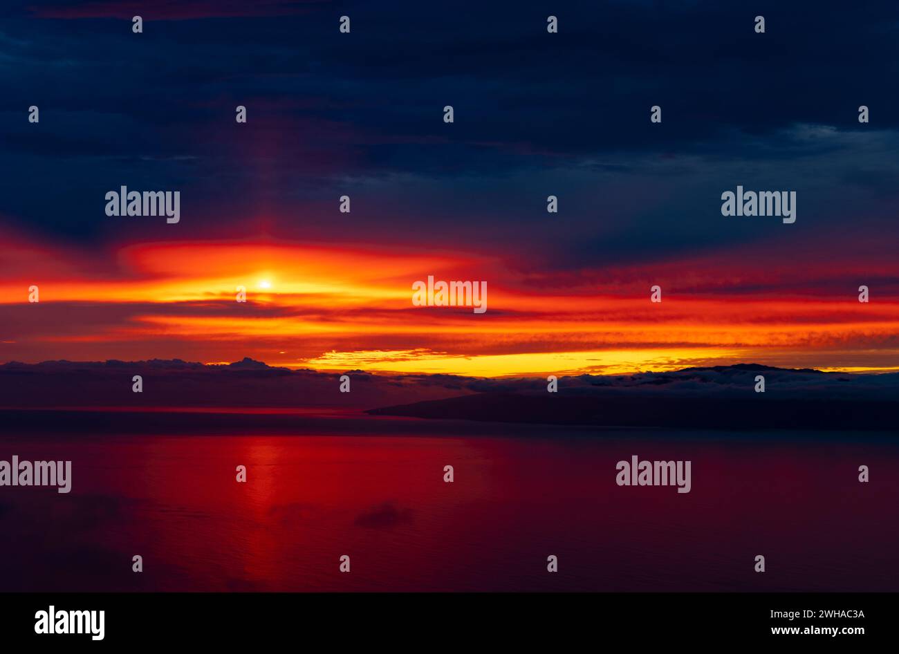 spettacolare tramonto con nuvole nere, rosse e arancioni, uno spettacolo della natura. il cielo in fiamme. crepuscolo. Foto Stock