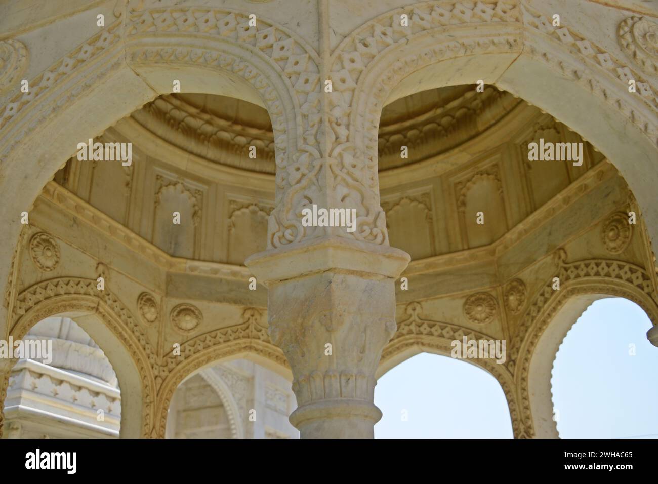 Parte architettonica di Gatore Ki Chhatriyan ( terreno crematorio reale ) , Jaipur, Rajasthan, India Foto Stock