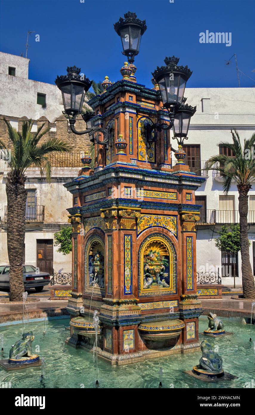 Fontana in Plaza de España, piazza centrale a Vejer da la Frontera, Andalusia, provincia di Cadice, Spagna Foto Stock