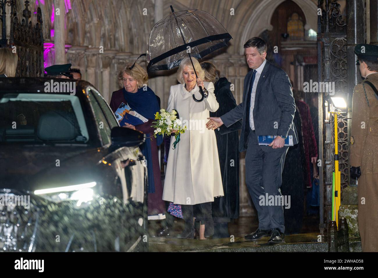 08.02.24. La regina Camilla lascia la cattedrale di Salisbury per il suo primo impegno pubblico dopo la diagnosi del cancro di re Carlo. Foto Stock