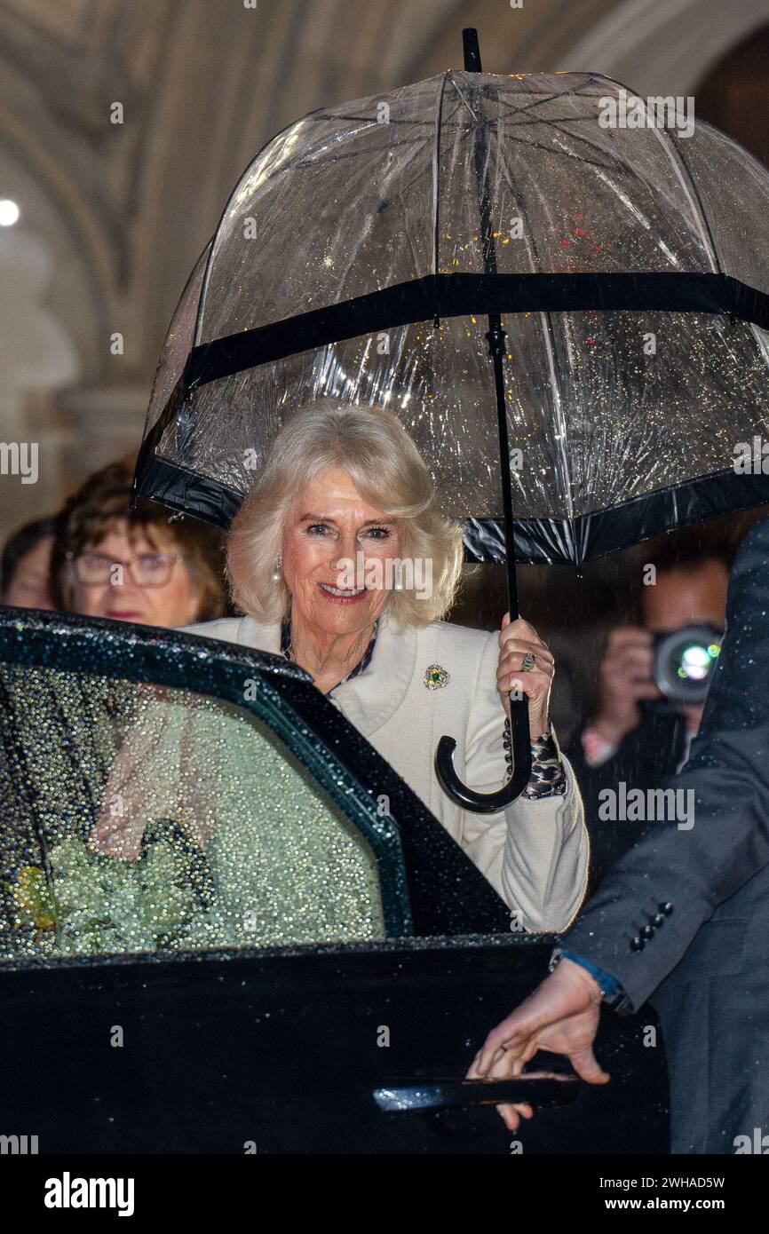 08.02.24. La regina Camilla lascia la cattedrale di Salisbury per il suo primo impegno pubblico dopo la diagnosi del cancro di re Carlo. Foto Stock