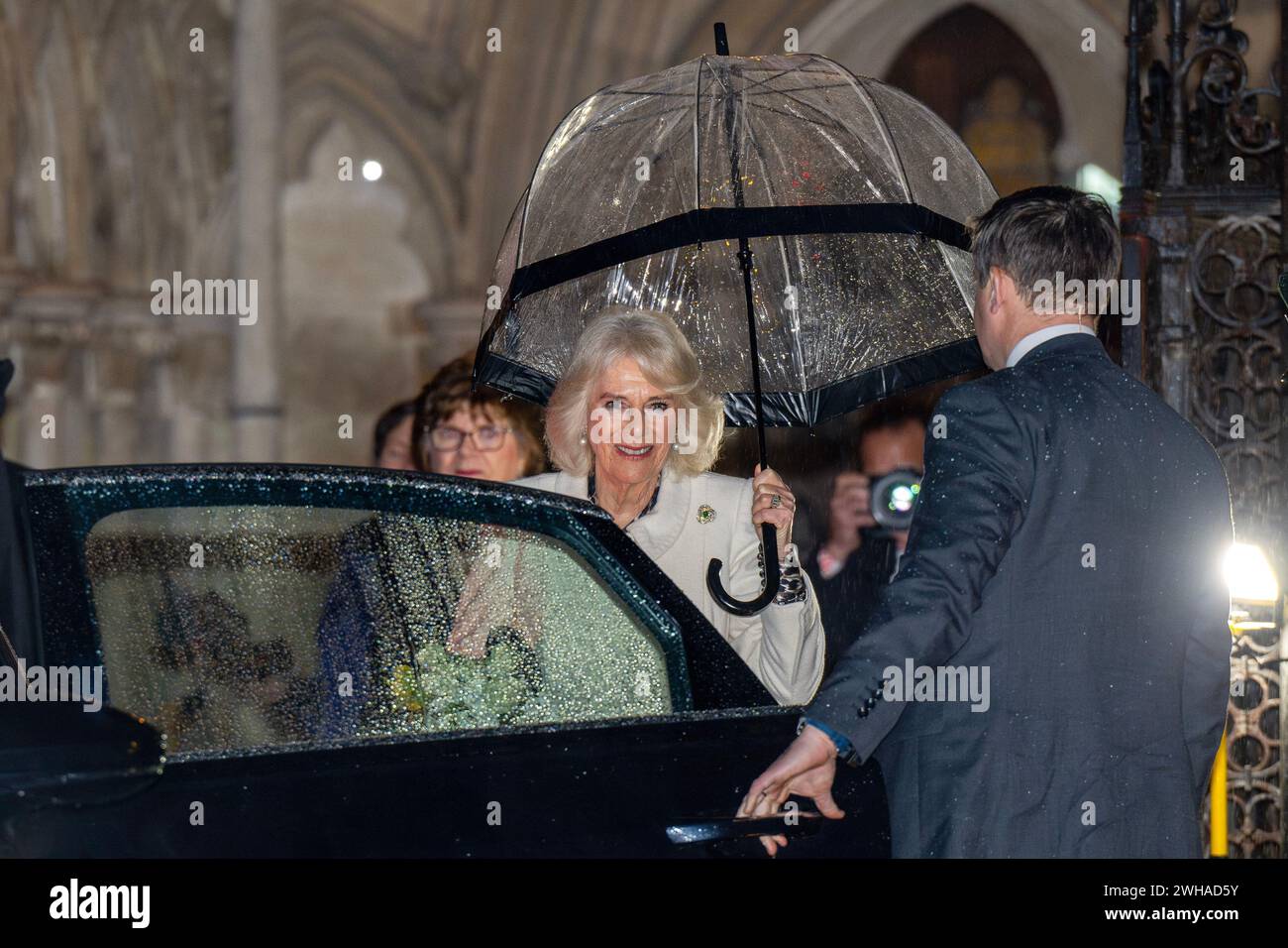 08.02.24. La regina Camilla lascia la cattedrale di Salisbury per il suo primo impegno pubblico dopo la diagnosi del cancro di re Carlo. Foto Stock