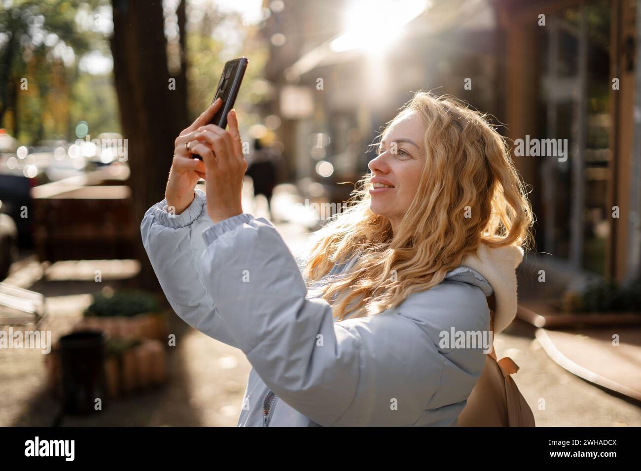 Donna bionda felice che si fa selfie. Turista che si diverte in vacanza primaverile in Italia. Vacanza e stile di vita in viaggio Foto Stock