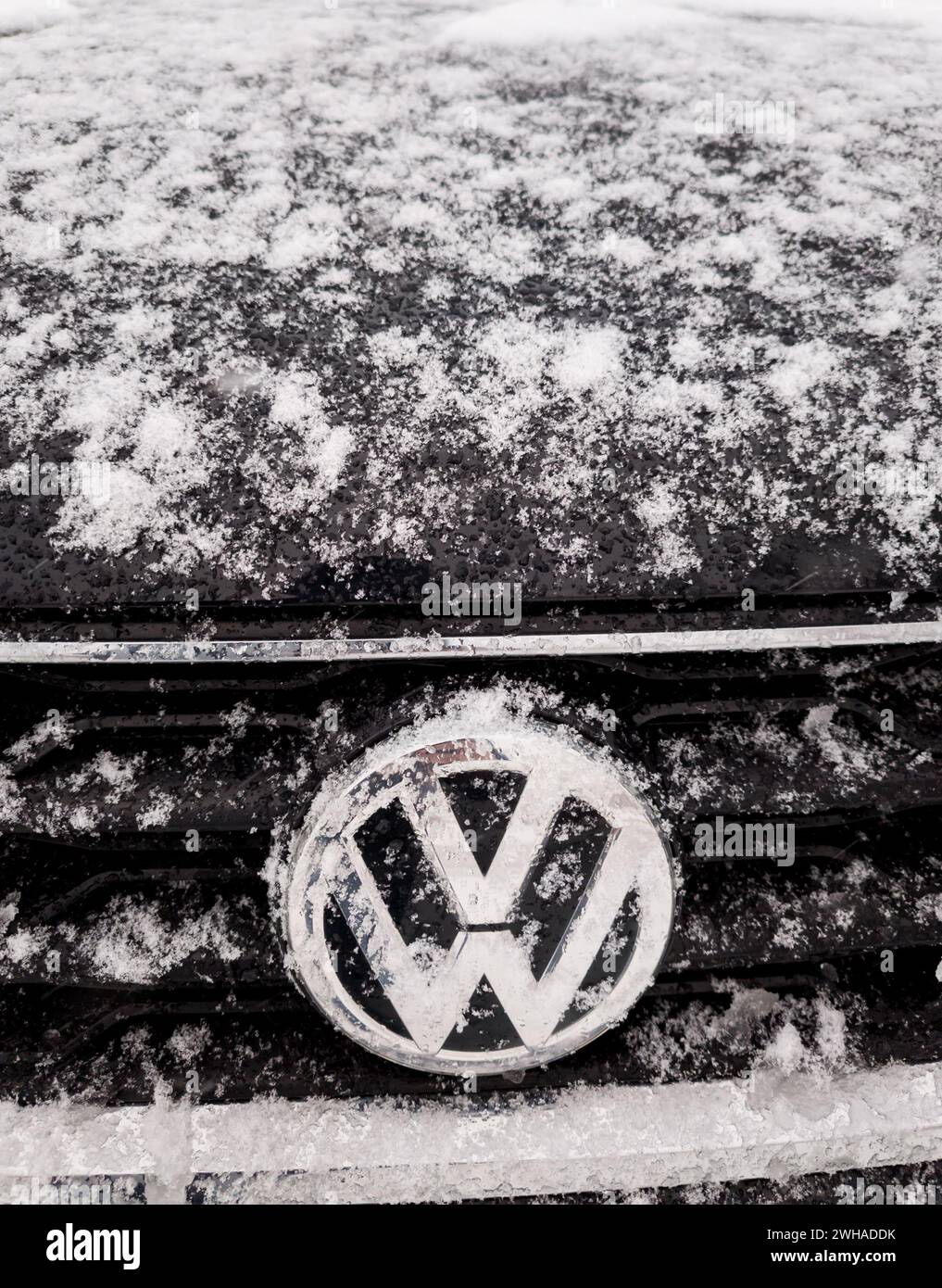 Minsk, Bielorussia, 09 febbraio 2024 - cartello Volkswagen coperto di neve sull'auto. Logo. Volkswagen è un'azienda automobilistica tedesca. VW. Foto Stock