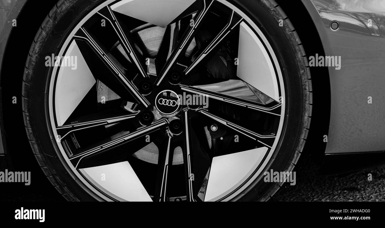 Minsk, Bielorussia, 09 febbraio 2024 - Audi e-tron GT auto elettrica di lusso. primo piano del volante della supercar Foto Stock
