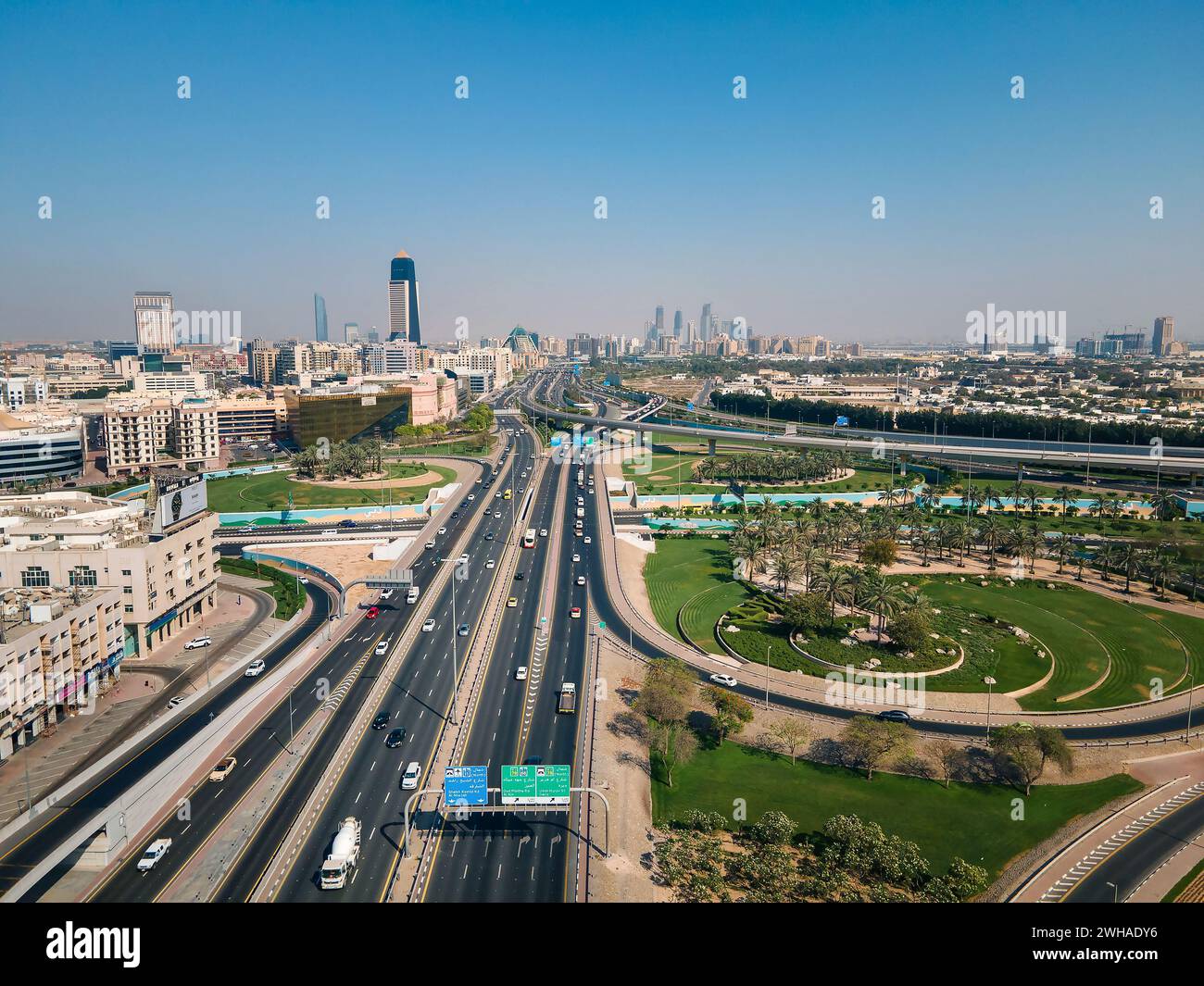 Dubai, Emirati Arabi Uniti - 19 aprile 2021: La vista accattivante del vivace quartiere di Za'abeel di dubai mette in mostra l'intricato design urbano della metropoli, Foto Stock