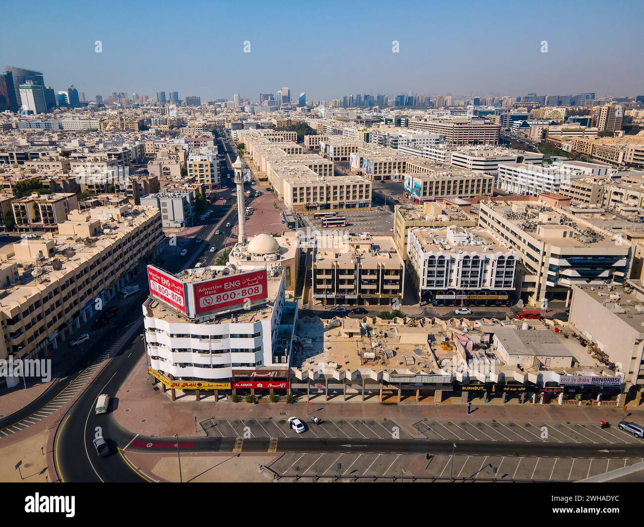 Dubai, Emirati Arabi Uniti - 19 aprile 2021: Quartiere Za'abeel di Dubai, dove le tradizionali case arabe e una moschea si stagliano come ricordi senza tempo Foto Stock