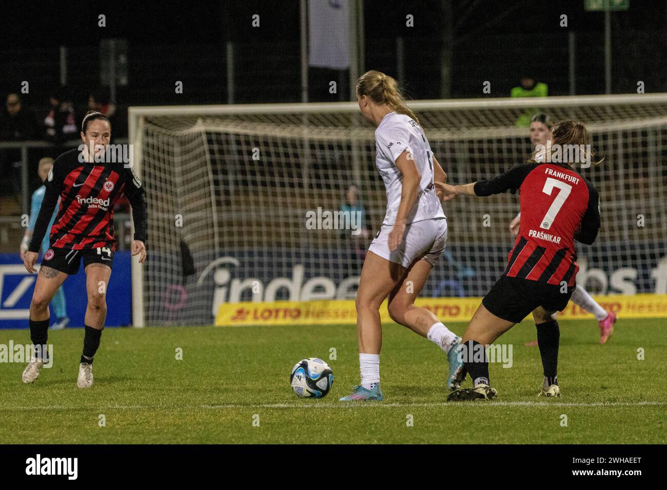 Géraldine Reuteler (Eintracht Frankfurt, 14), Annie Karich (SC Freiburg, 6), Lara Prašnikar (Eintracht Frankfurt, 7); DFB-Pokal Frauen - Game Eintrac Foto Stock