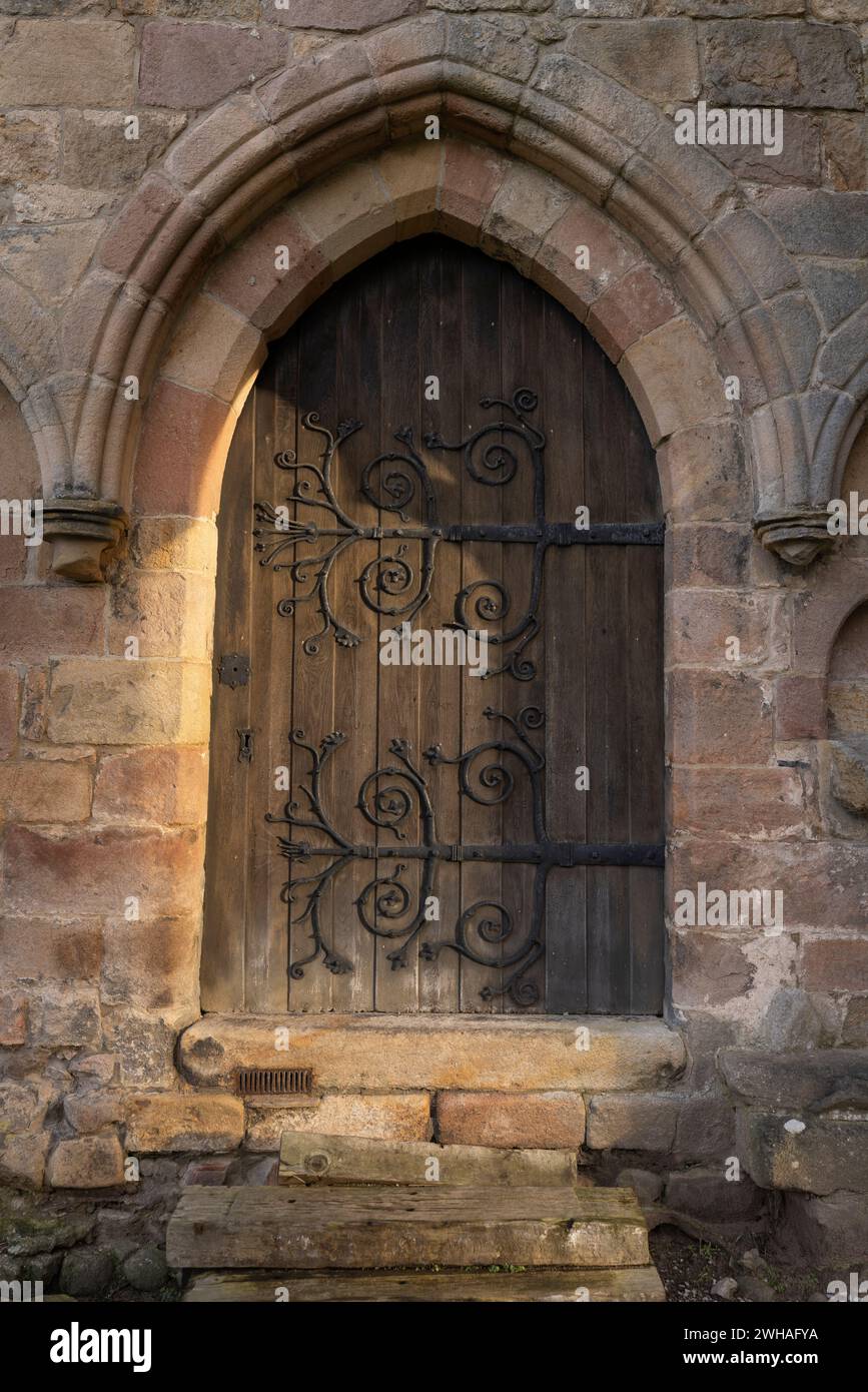 Porta ad arco a Bolton Abbey, un priorato in rovina e popolare località turistica nello Yorkshire Dales, Regno Unito Foto Stock