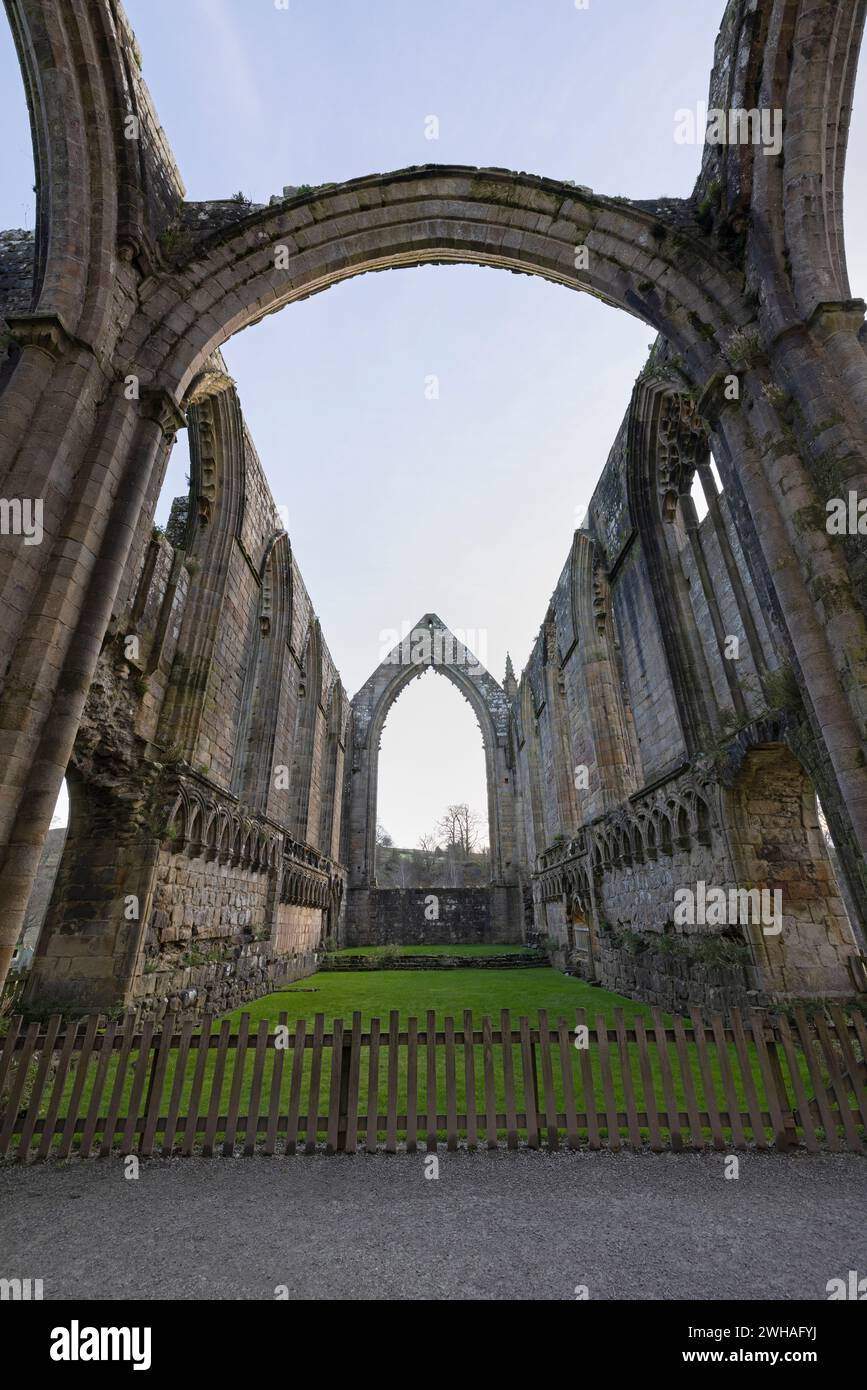 Le rovine di Bolton Abbey, una popolare località turistica nello Yorkshire Dales, Regno Unito Foto Stock