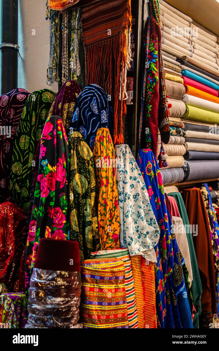 Abiti tradizionali turchi nel bazar, una vivace esposizione di tessuti, motivi e indumenti culturali, creando un mercato di diverse texture Foto Stock