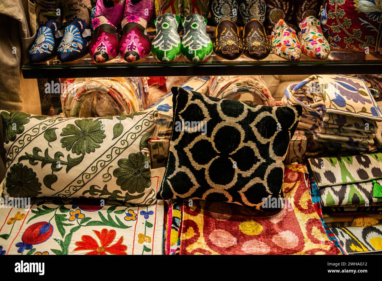 Scoprite l'eleganza culturale delle scarpe e dei cuscini tradizionali nel Grand Bazaar, con colori vivaci, motivi ottomani e comfort fatto a mano Foto Stock