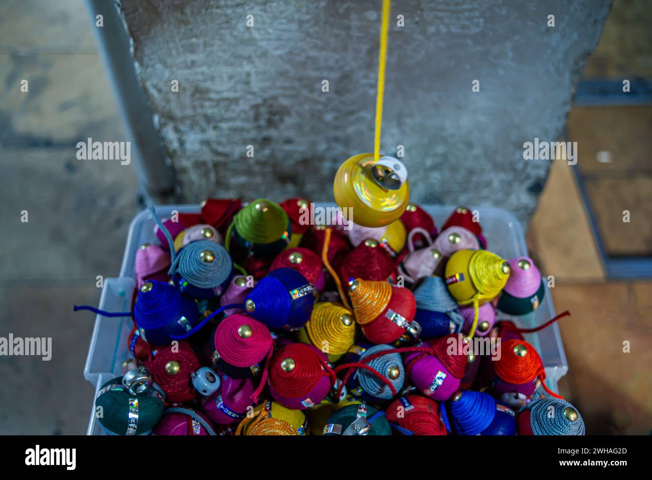 Un vivace spettacolo di giocattoli vorticosi colorati nel bazar, realizzati a mano con fantasia artistica, che aggiunge una vivace giocosità. Foto Stock