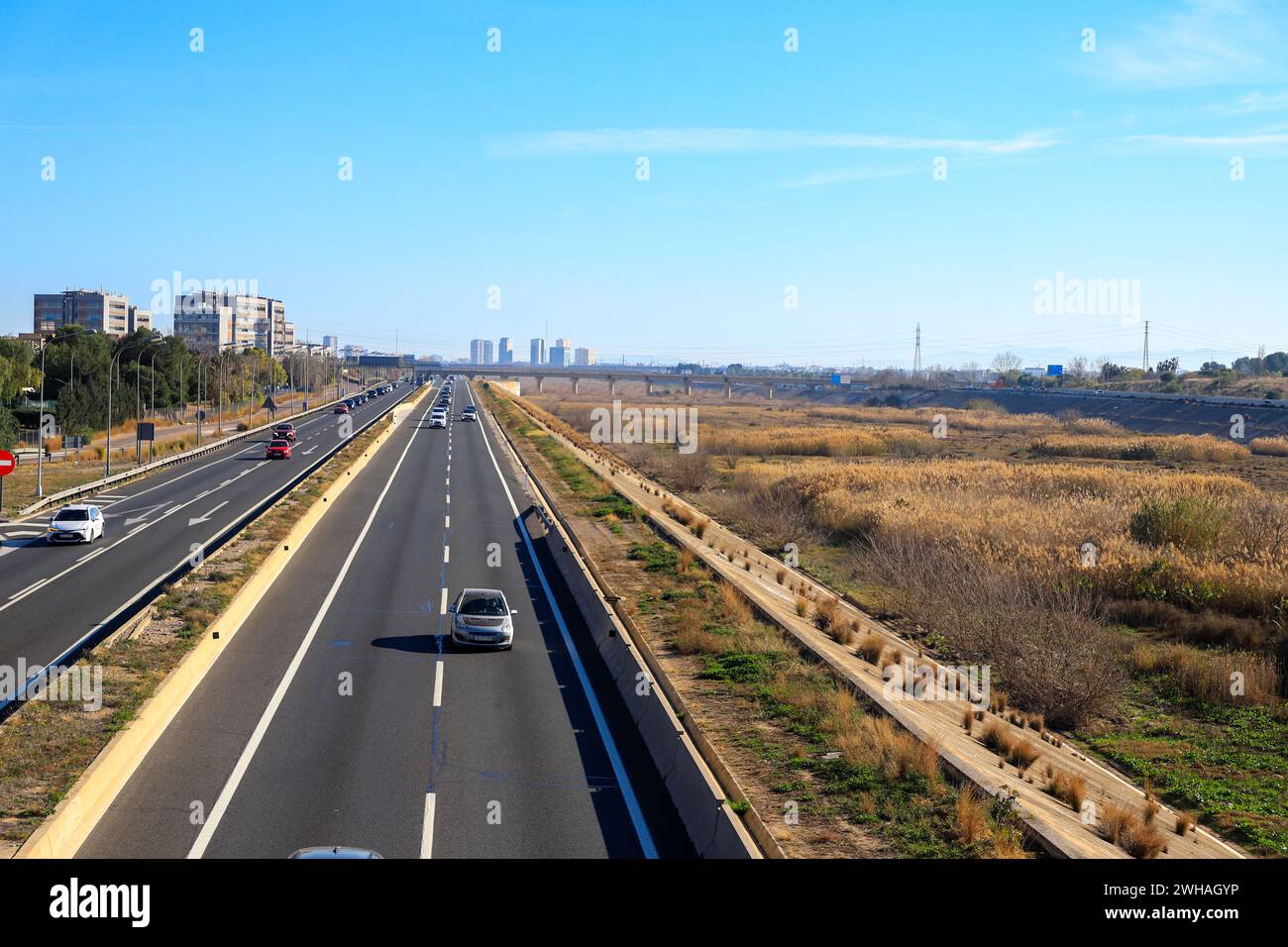 Un'autostrada trafficata con il traffico che scorre in più direzioni mentre i veicoli viaggiano a Valencia, in Spagna Foto Stock