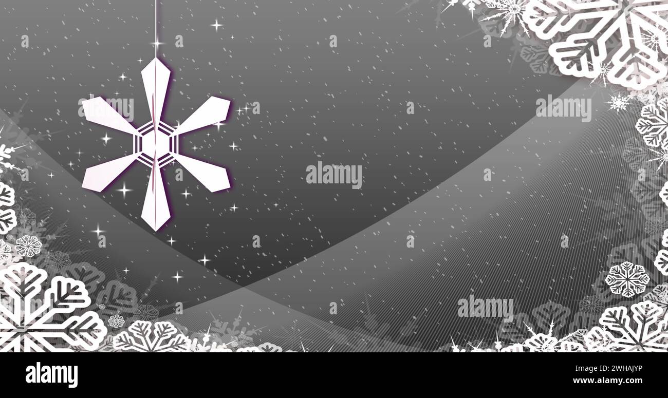 Immagine di decorazioni natalizie con fiocchi di neve su sfondo grigio Foto Stock
