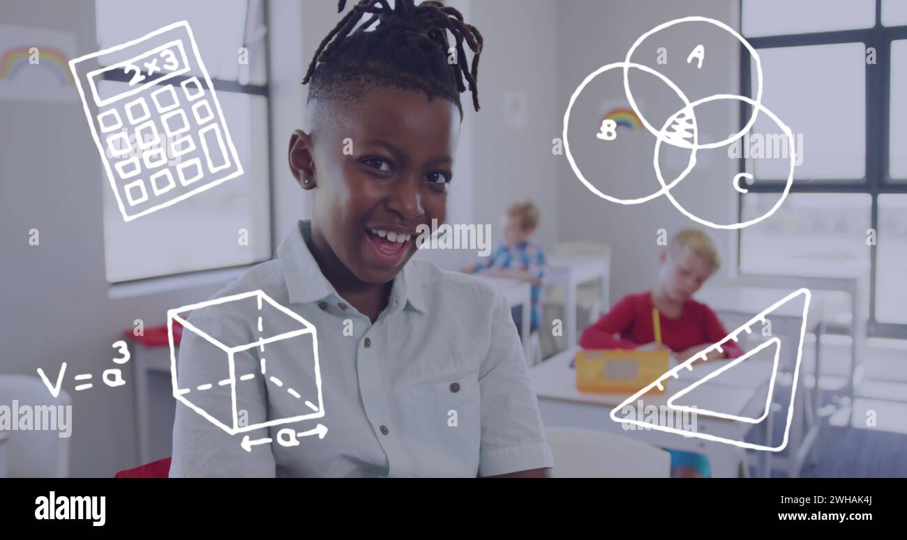 Immagine di icone matematiche sorridenti su uno studente afroamericano sorridente in classe Foto Stock