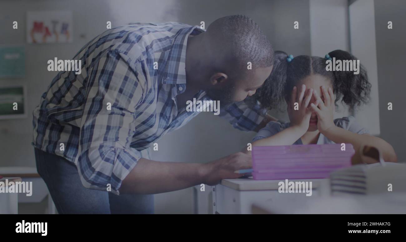 Immagine di luci lampeggianti su un insegnante afroamericano maschio che conforta la triste studentessa in classe Foto Stock