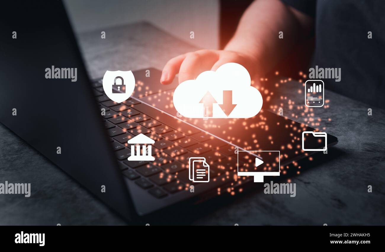 Donna utilizza un notebook con interfaccia ologramma del diagramma del cloud computing. Concetto di storage dei dati. Rete e servizio Internet. Foto Stock