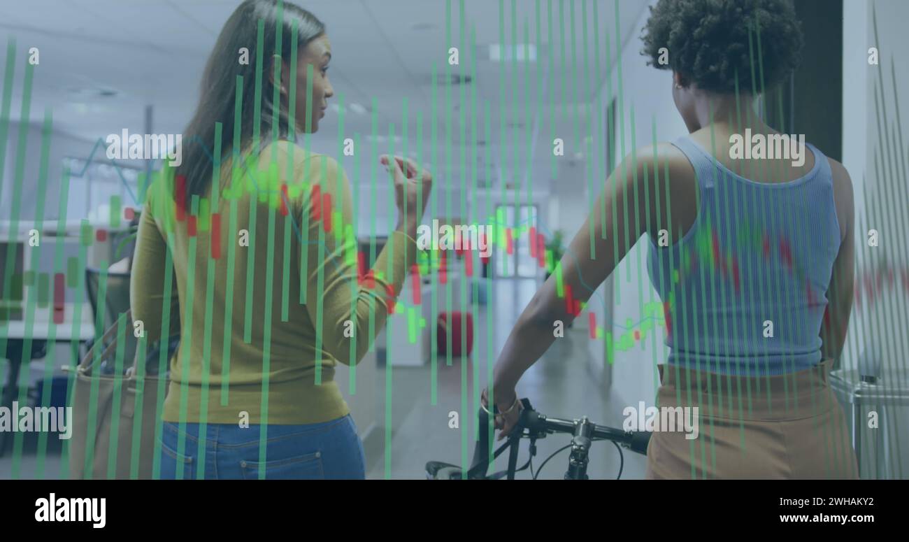 Immagine dell'elaborazione dei dati finanziari su diverse donne aziendali in ufficio Foto Stock