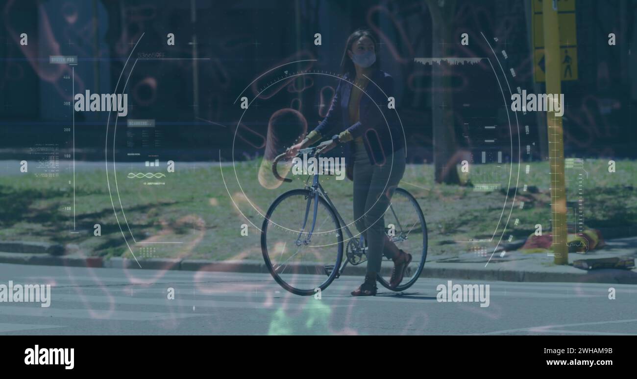 Donna birazziale che cammina con la sua bicicletta all'aperto Foto Stock