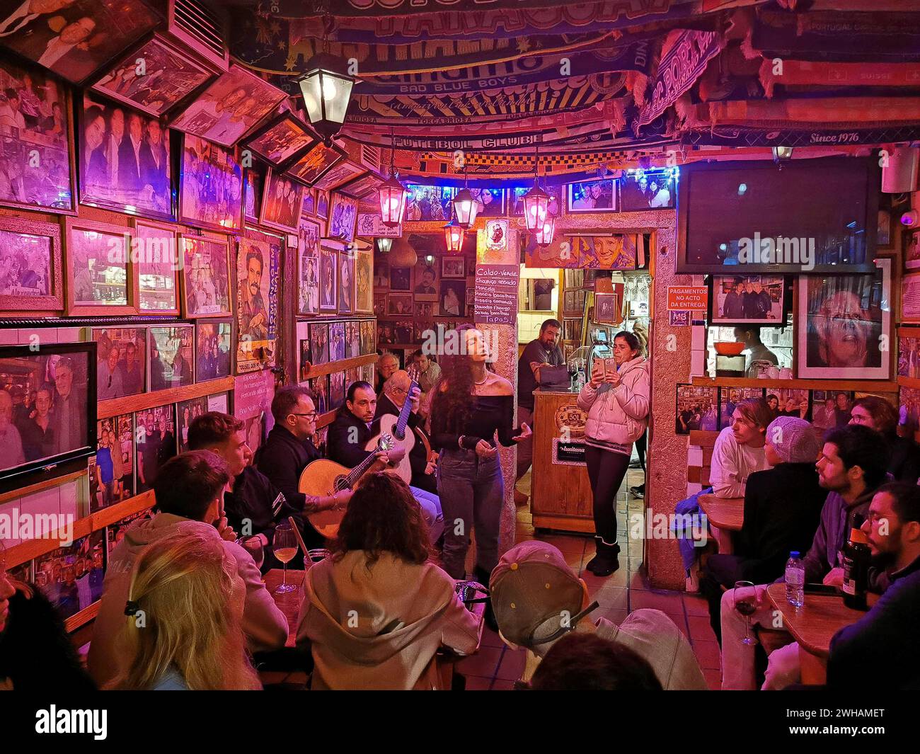 Portogallo, Lisbona, Un cantante di fado si esibisce nel popolare e accogliente piccolo bar tasca do Chico nel quartiere Bairro alto nel centro di Lisbona. P Foto Stock