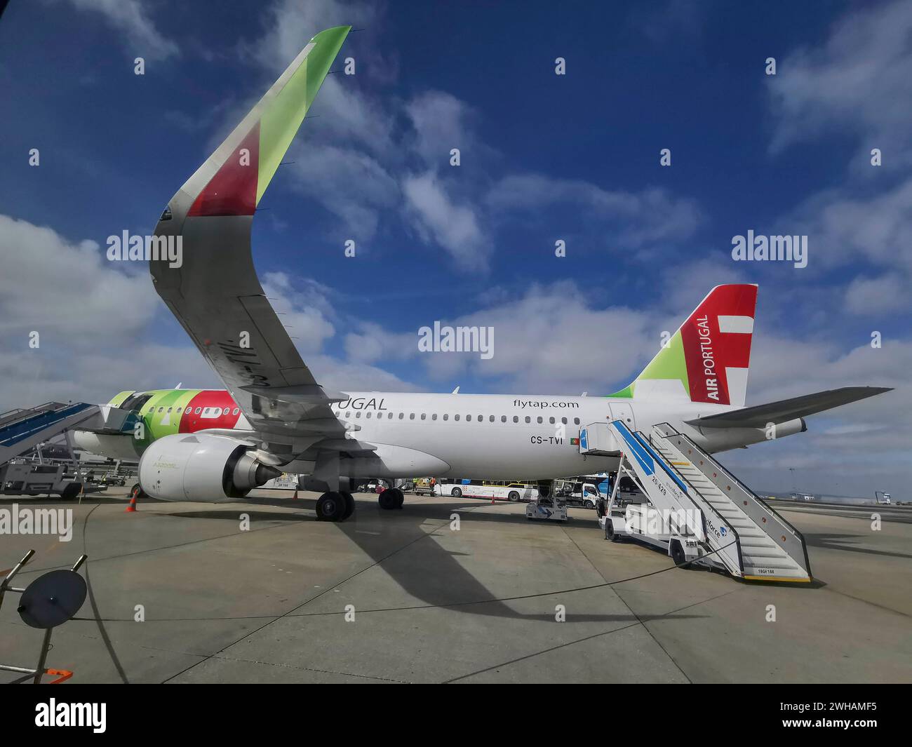Portogallo, Lisbona, Un TAP, Trans Air Portugal, aereo all'aeroporto Humberto Delgado di Lisbona. Foto © Fabio Mazzarella/sintesi/Alamy Stock Photo Foto Stock