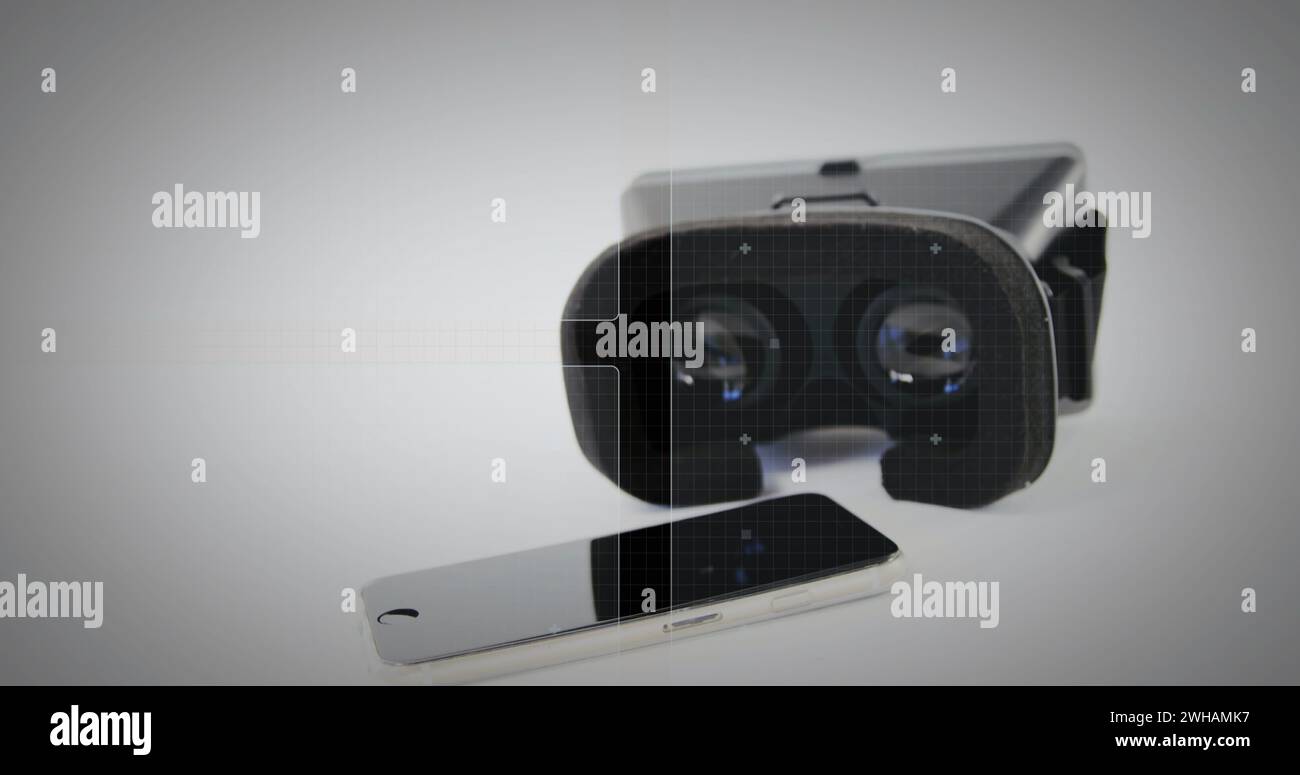 Uno smartphone e un visore VR su sfondo bianco Foto Stock