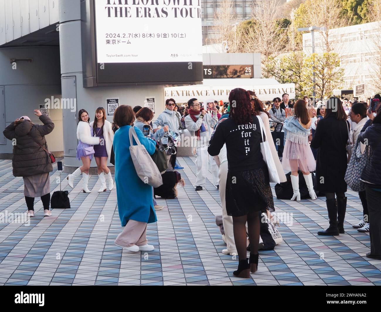 TOKYO, GIAPPONE - 7 febbraio 2024: Fan di Taylor Swift davanti a un grande schermo di fronte al Tokyo Dome, dove le persone sono riunite prima di un concerto Swift. Foto Stock