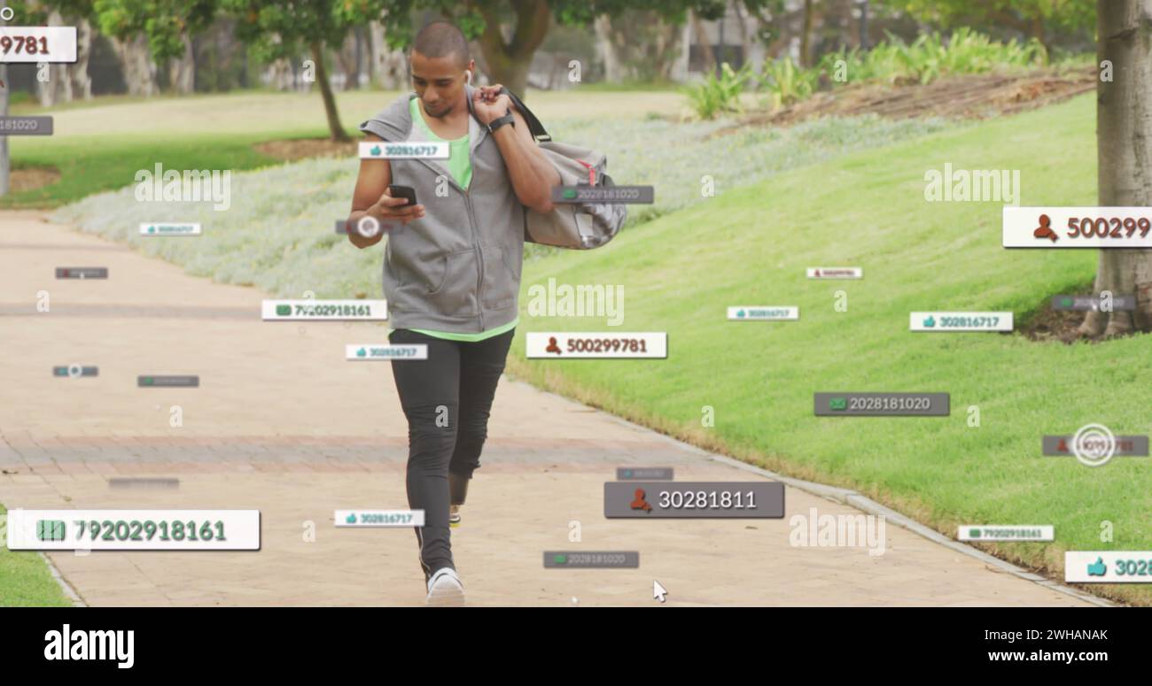 L'uomo birazziale cammina attraverso un parco, con spazio per le copie Foto Stock