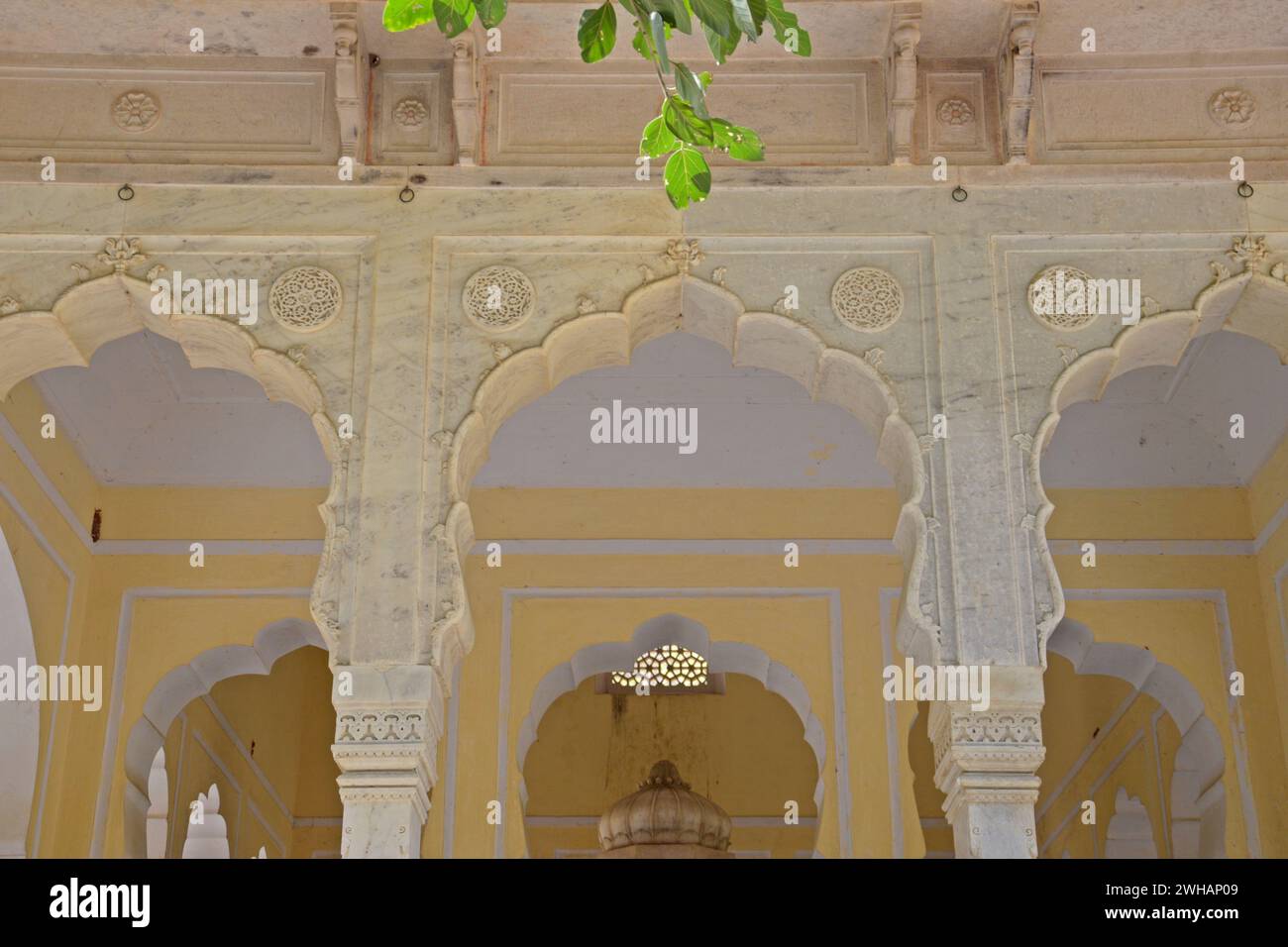 Parte architettonica di Gatore Ki Chhatriyan ( terreno crematorio reale ) , Jaipur, Rajasthan, India Foto Stock