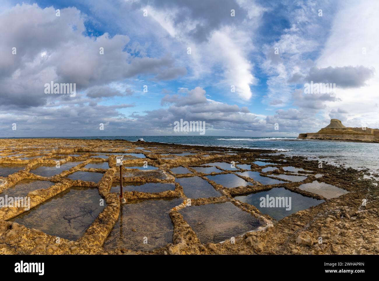 Una vista delle saline nella baia di Xwejni sull'isola maltese di Gozo Foto Stock
