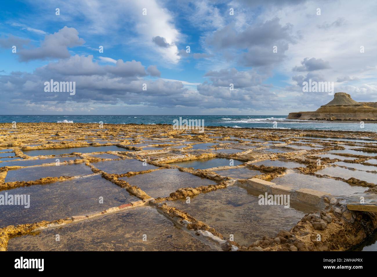 Una vista delle saline nella baia di Xwejni sull'isola maltese di Gozo Foto Stock