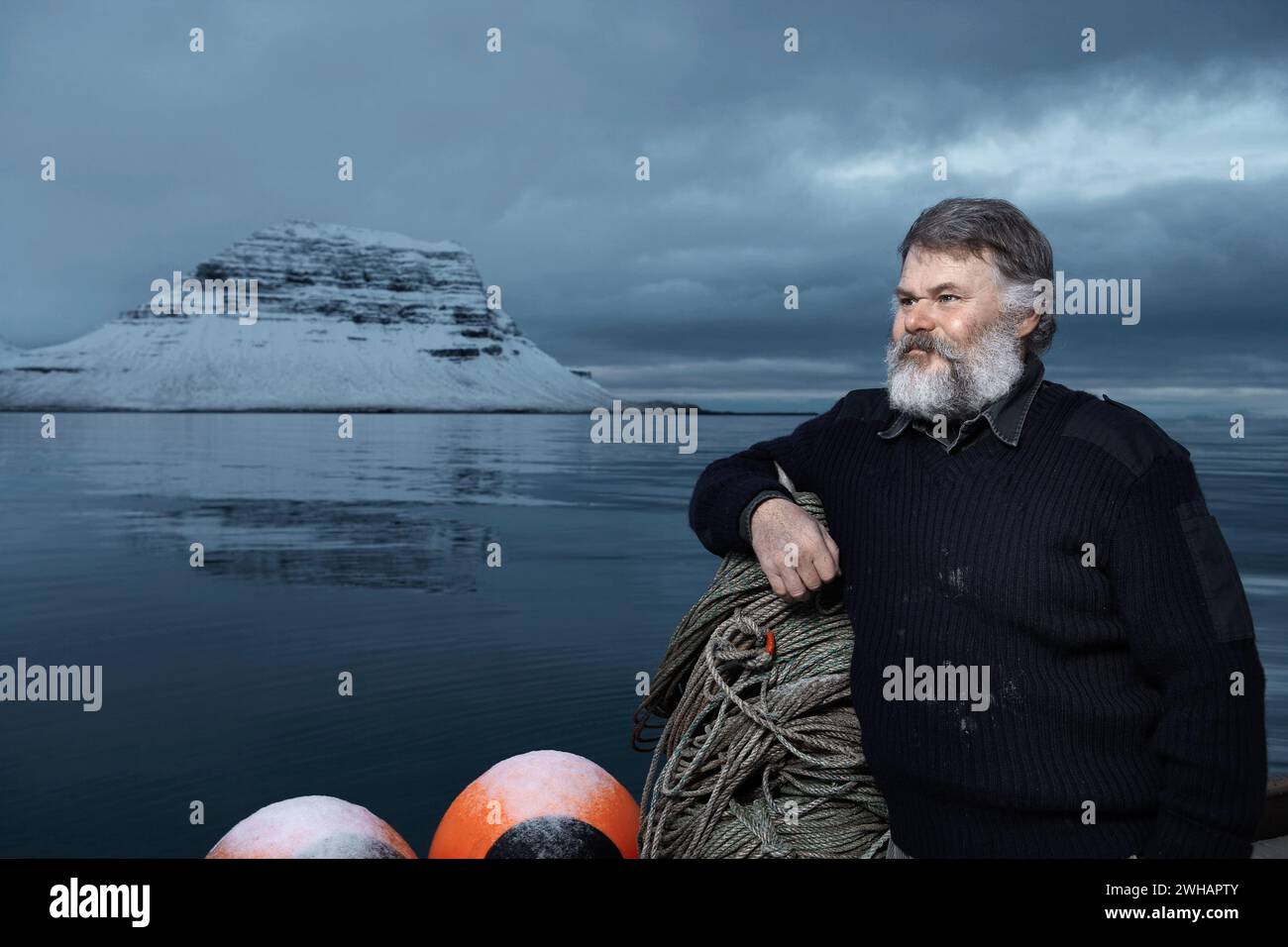 Un pescatore sulla sua barca in mare Foto Stock
