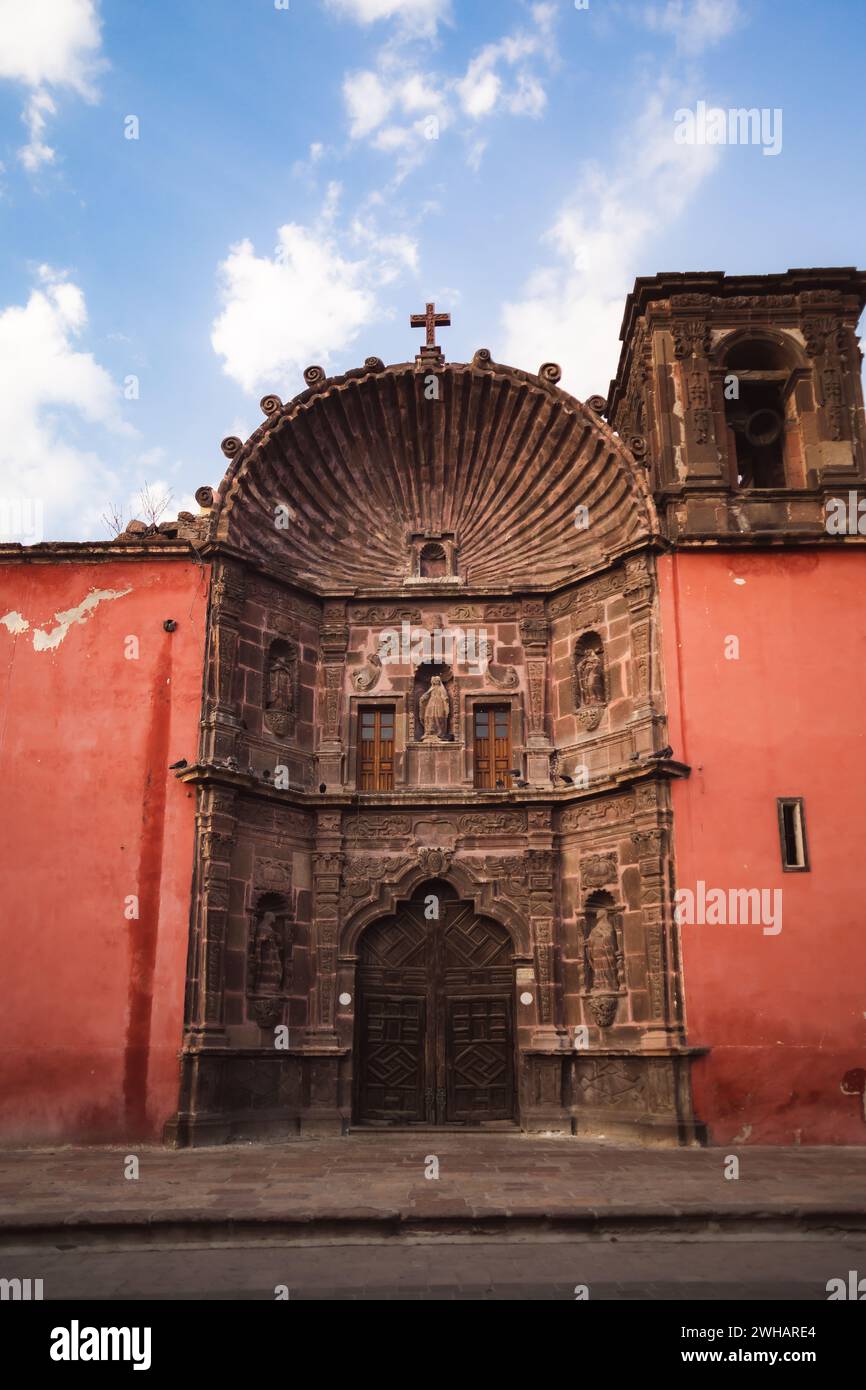 Vecchia chiesa messicana con statue sul davanti Foto Stock Vecchia chiesa messicana con statue sul davanti Foto Stock