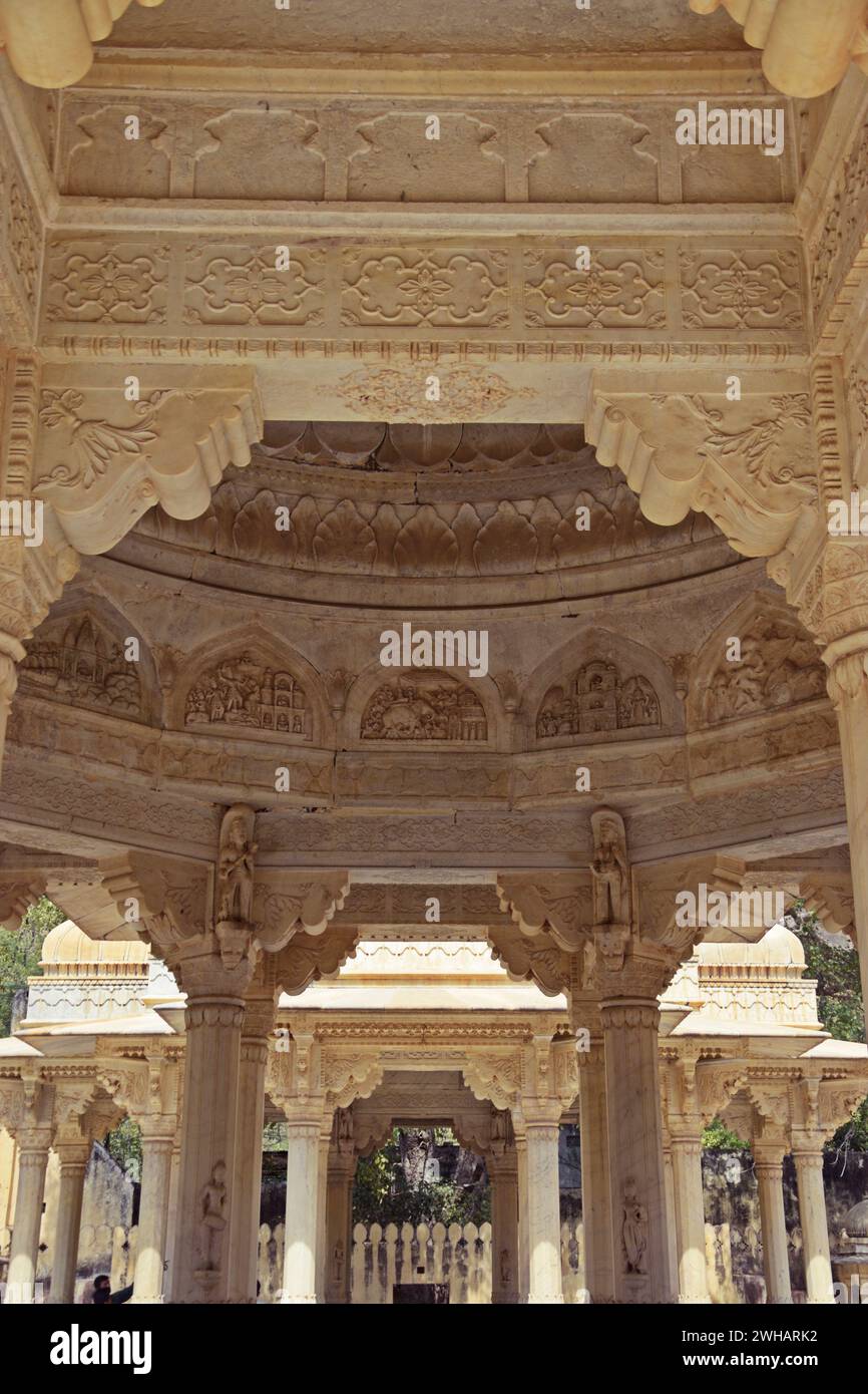 Parte architettonica di Gatore Ki Chhatriyan ( terreno crematorio reale ) , Jaipur, Rajasthan, India Foto Stock